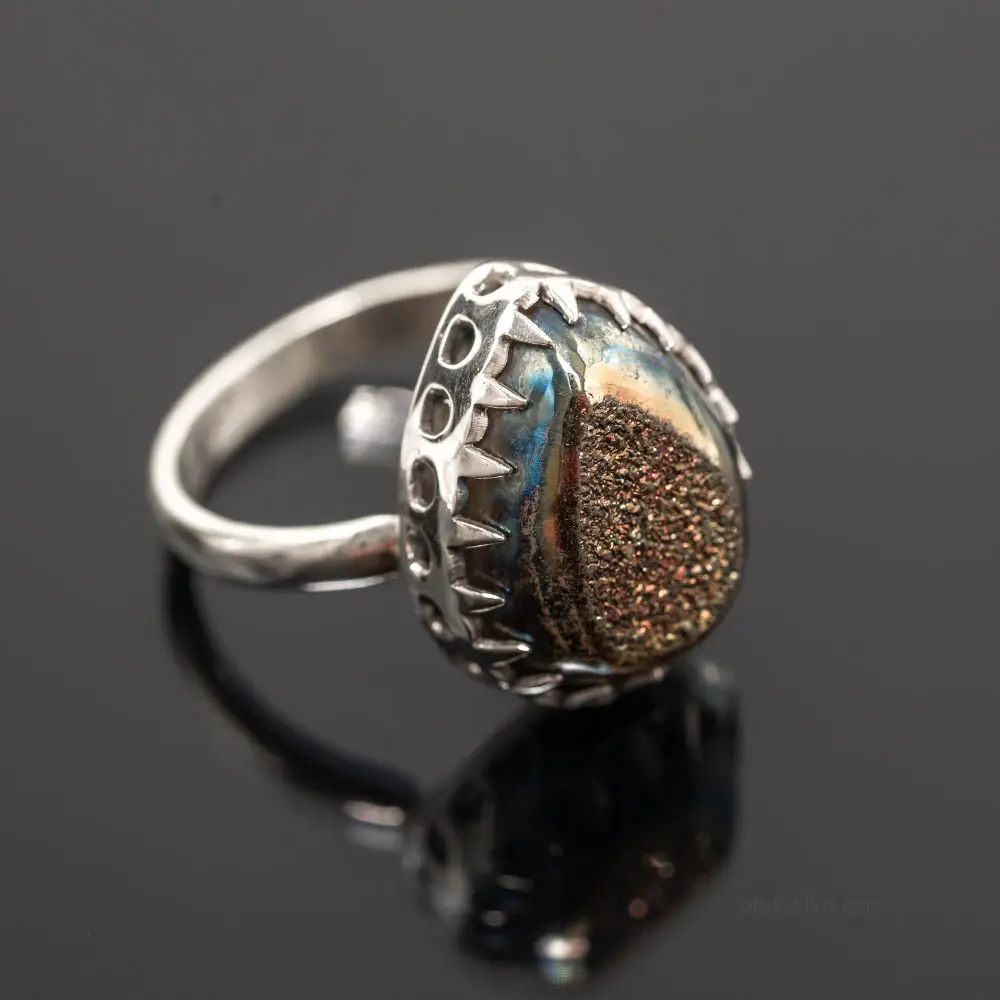 Blue titanium druse