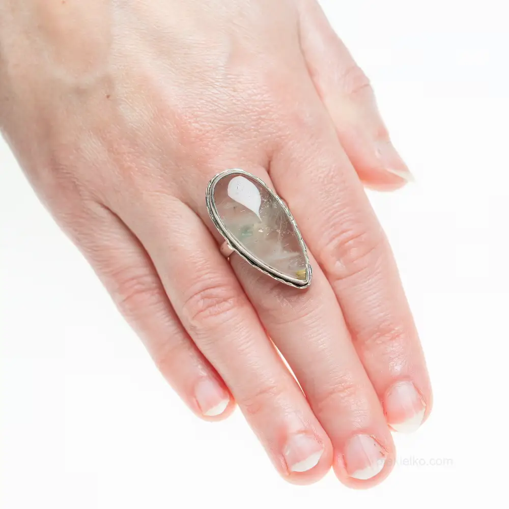 Ring with gold rutile