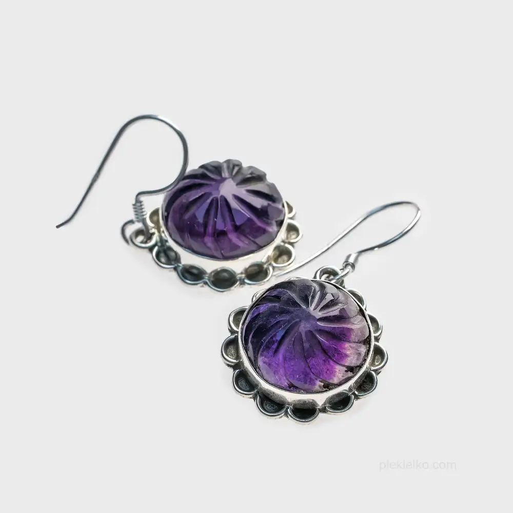 Round earrings with carved fluorite - floral motif