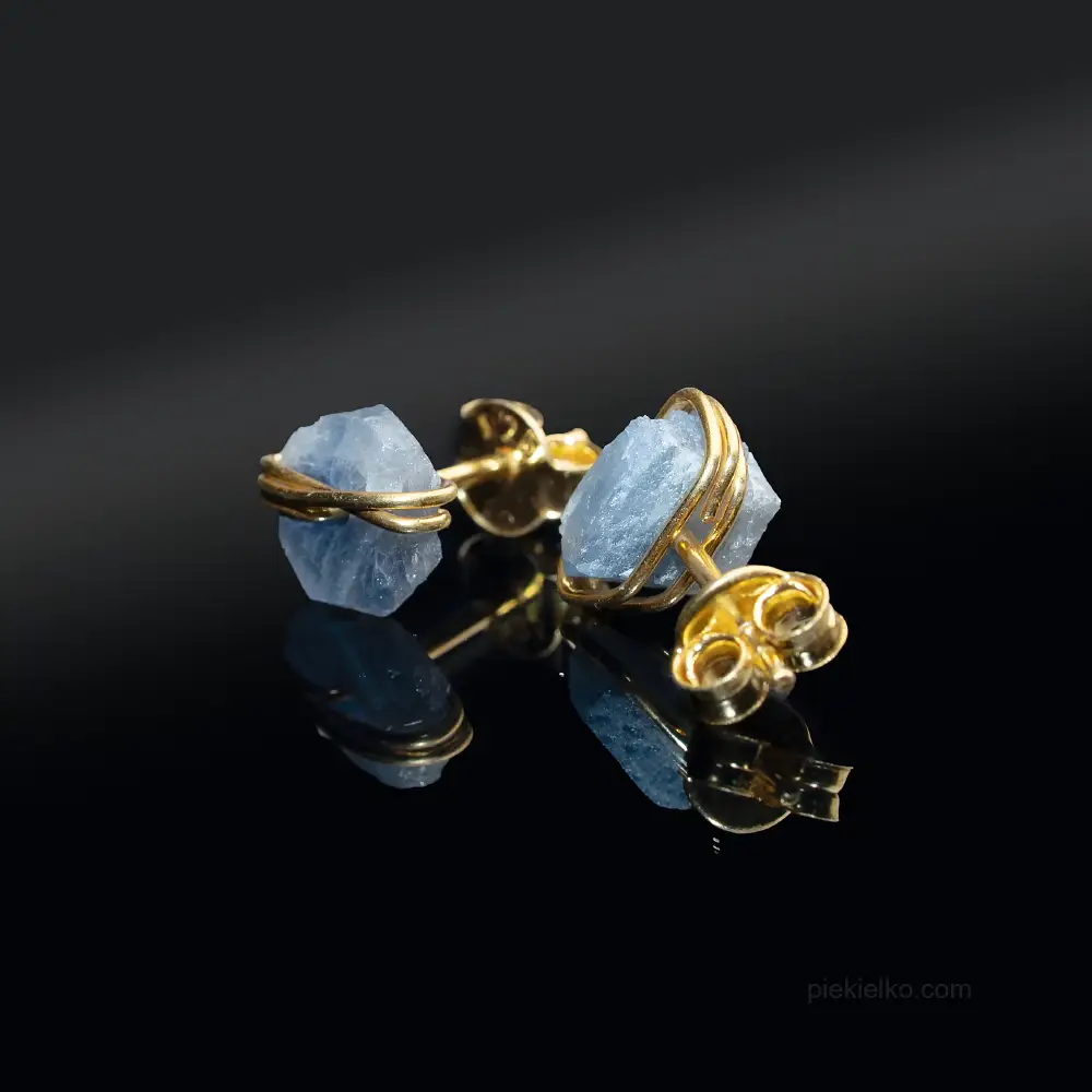 Stud earrings with tanzanite