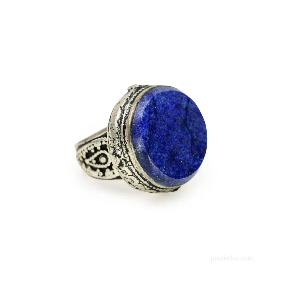 Pierścień z lapis lazuli w ciemnej oprawie