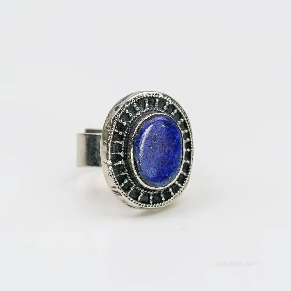 Duży pierścień z lapis lazuli w orientalnej ramie