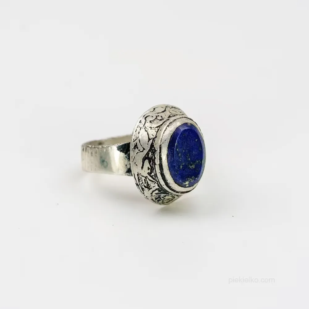 Sygnet z lapis lazuli w dekoracyjnej oprawie