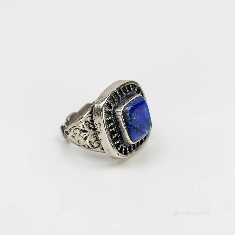 Sygnet z lapis lazuli w geometrycznej oprawie
