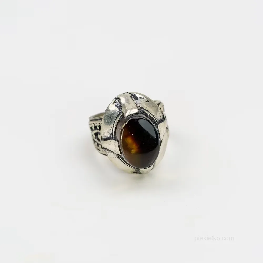 Honey agate in a rough, wide crown