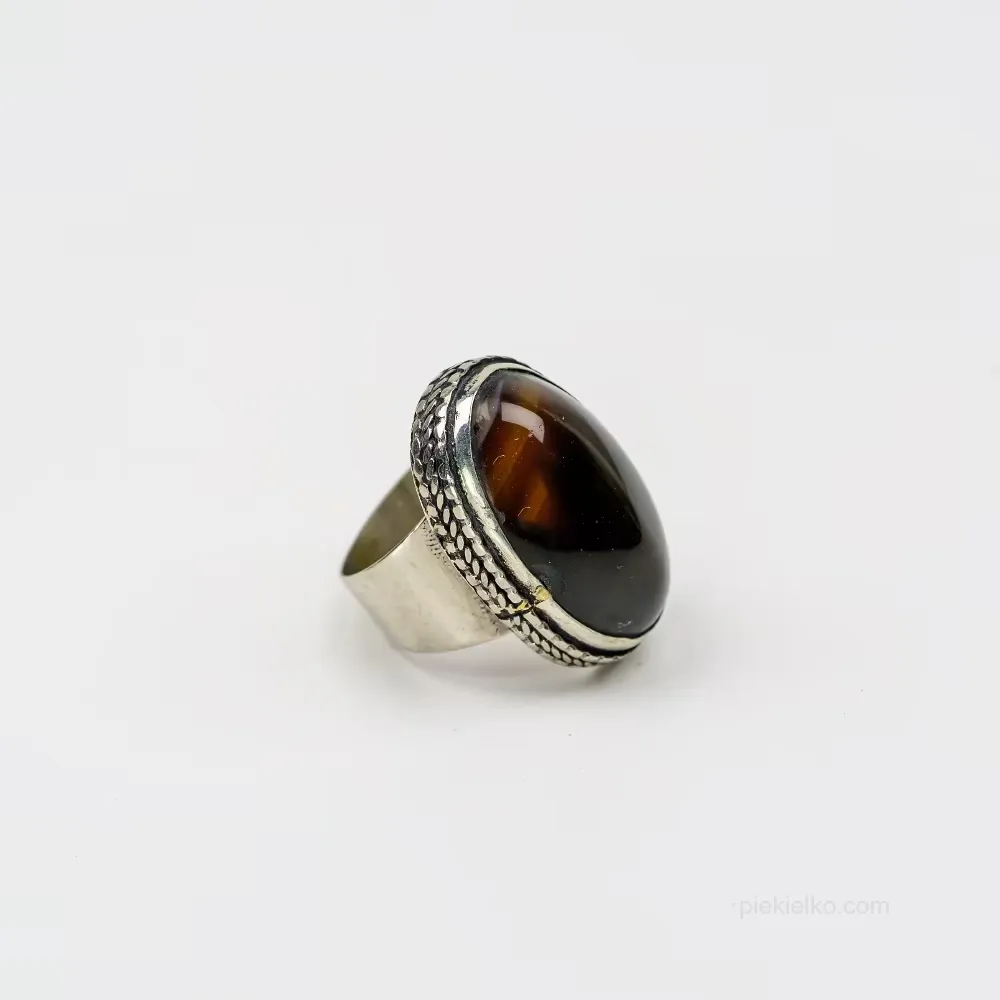 Honey-brown agate in a high crown
