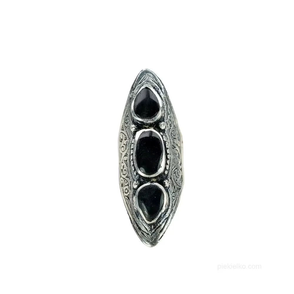 Triple agate in an elongated coffer