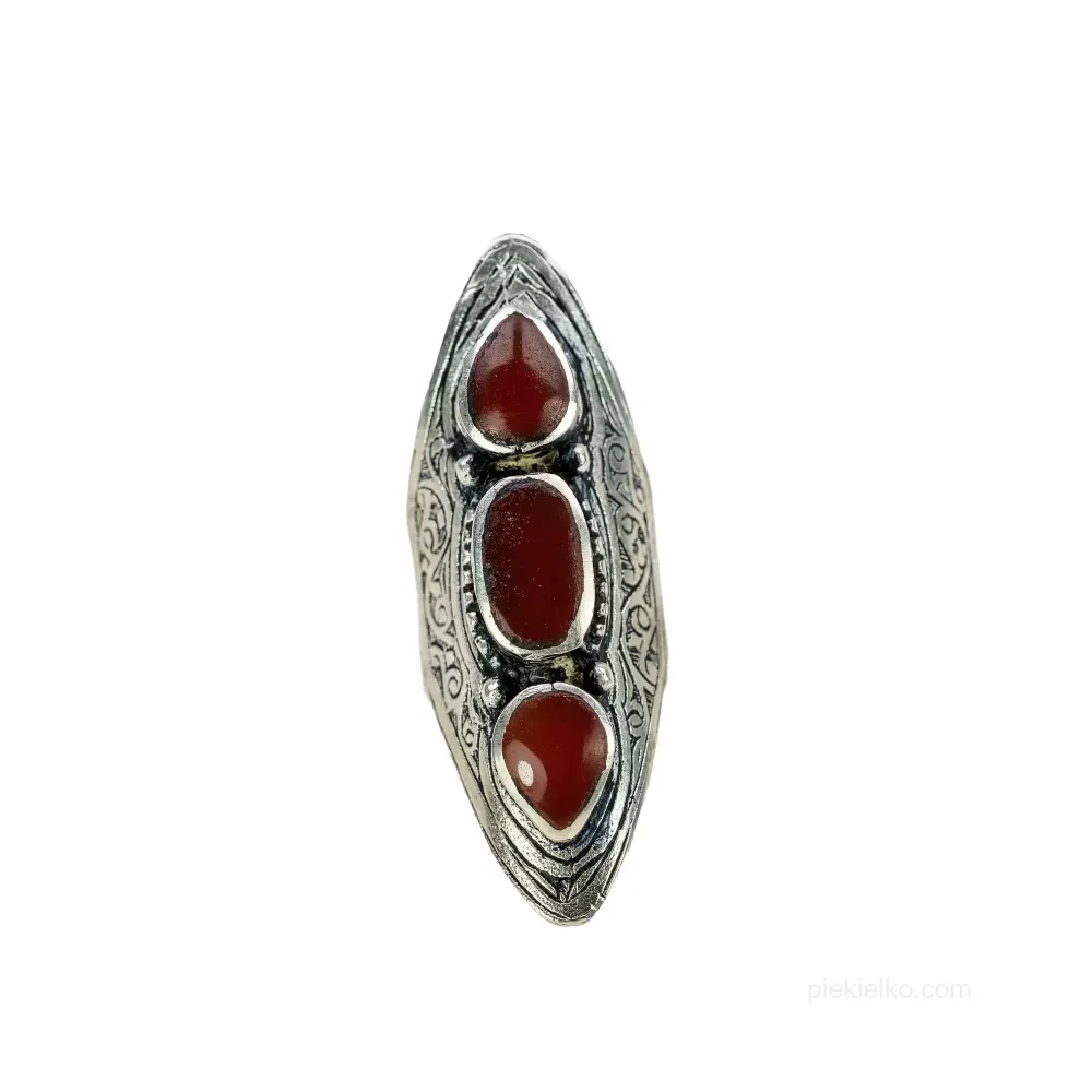Carnelian in a triple crown &ndash; a fiery ethnic accent
