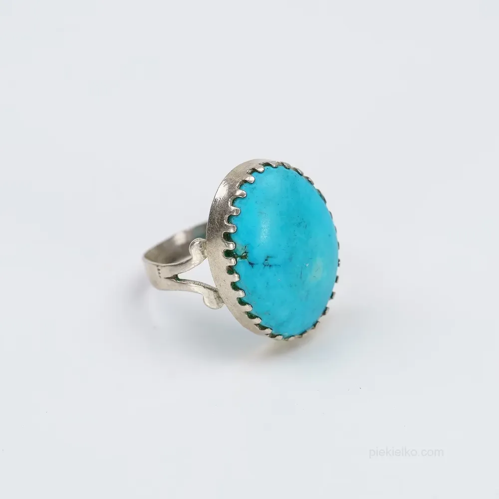 Turquoise full moon – oval with a serrated crown