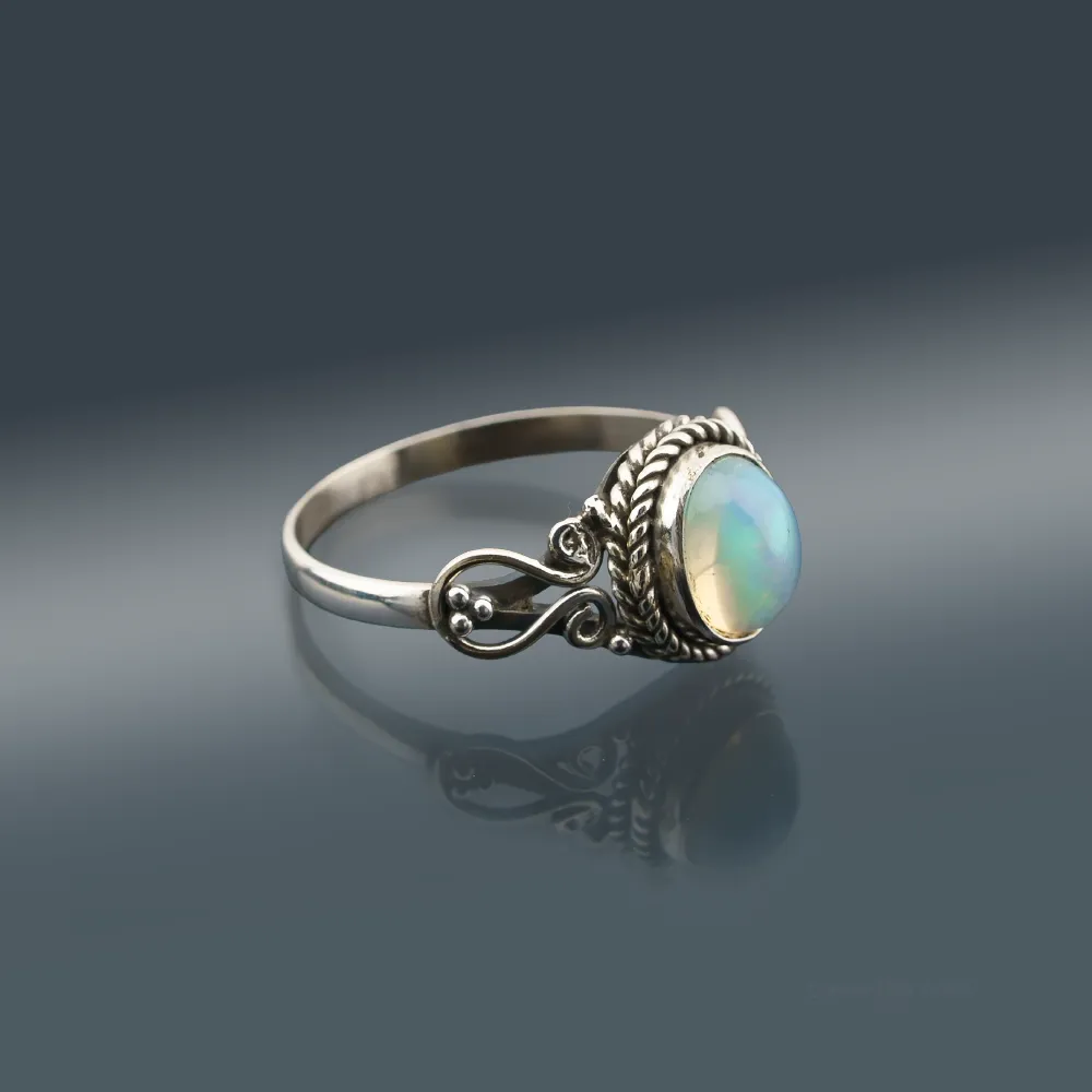 Biały Opal &ndash; Etniczna Srebrna Miniatura