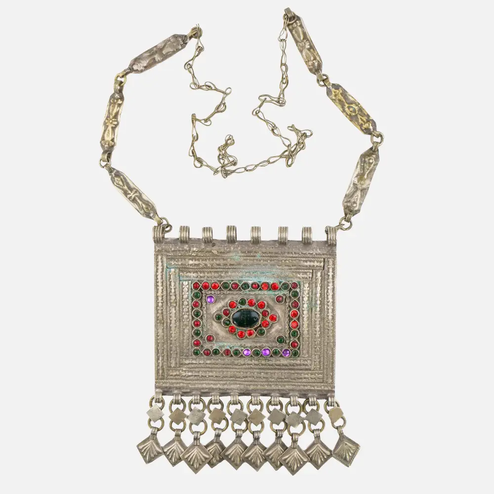 Alochi Tribal &ndash; Srebrny Amulet z Chwostami